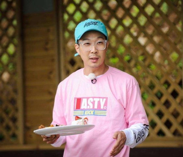 不愧是好兄弟！HAHA一家拍全家福，刘在石给其女儿送衣服成亮点