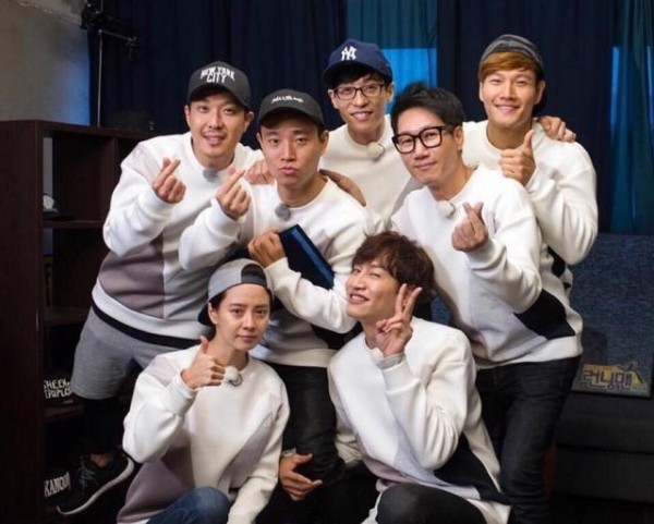 不愧是好兄弟！HAHA一家拍全家福，刘在石给其女儿送衣服成亮点