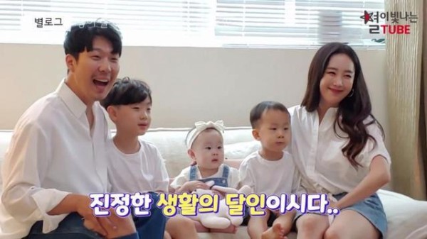 不愧是好兄弟！HAHA一家拍全家福，刘在石给其女儿送衣服成亮点