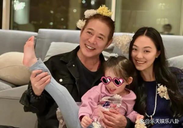 李连杰与向佐一家开心聚会，染黄发戴大花超时尚，健康状况极佳
