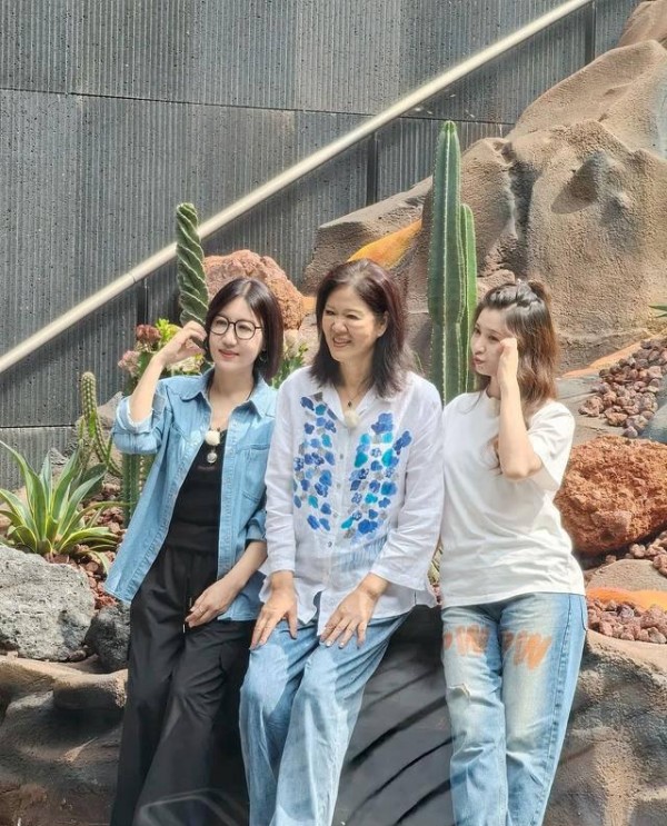 跟2大女星亲如姐妹！郎平再次参与拍摄，网友：未来进娱乐圈吗