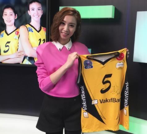 38岁女排美女退役后成解说，颜值不输女明星，网友：最美解说员
