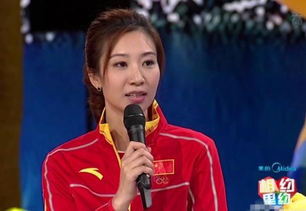 38岁女排美女退役后成解说，颜值不输女明星，网友：最美解说员