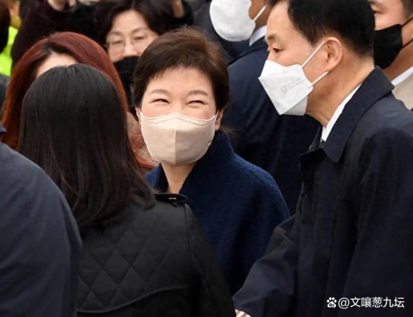 朴槿惠和柳荣夏关系不一般，患难见真情，两人互相扶持