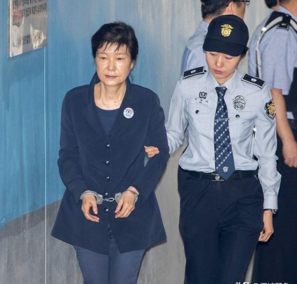 72岁朴槿惠和她的知己柳荣夏，从年轻时到现在，惺惺相惜互相付出