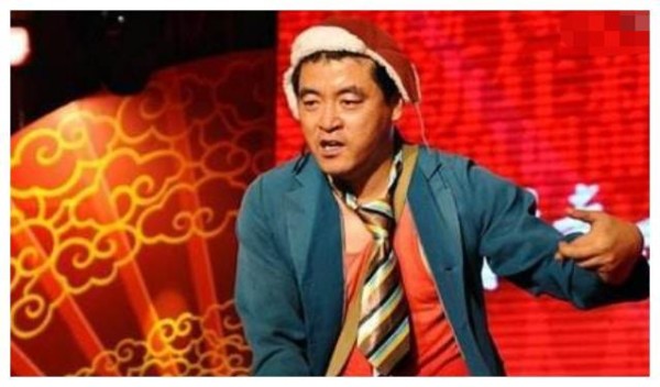 他曾春晚搭档李咏走红，后拜师潘长江，今母亲住破房子他却住豪宅