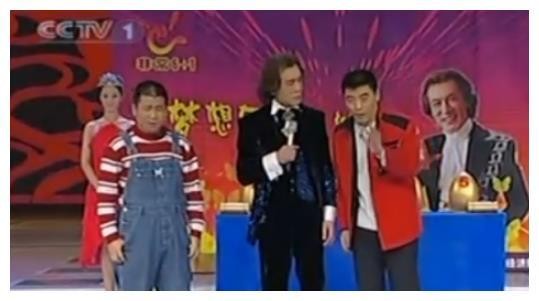 他曾春晚搭档李咏走红，后拜师潘长江，今母亲住破房子他却住豪宅