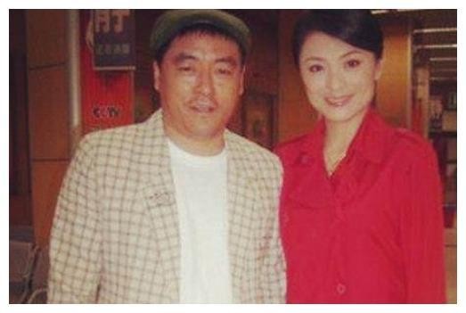 他曾春晚搭档李咏走红，后拜师潘长江，今母亲住破房子他却住豪宅