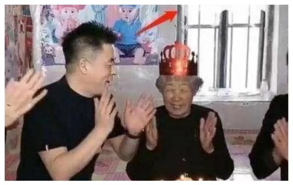 他曾春晚搭档李咏走红，后拜师潘长江，今母亲住破房子他却住豪宅