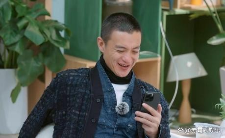 周一围罕见公开展示与朱丹的恩爱，并对女儿满怀关爱
