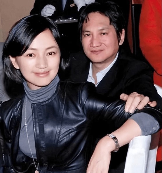 罗海琼与华谊副总裁费麒的梦幻婚礼：股份相赠，爱意满满