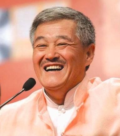 很多明星想和他攀上关系！从幕前到幕后，赵本山的经历相当传奇