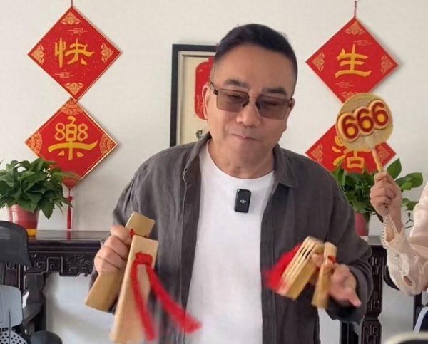 曝与杨议打架歌手身份，他是郭德纲师弟，一场演出给两千连演一月