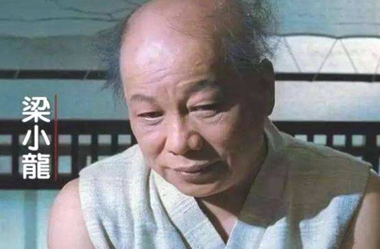 41年前，梁小龙混血娇妻散步时遭泼硫酸，花百万整容后怎样了？