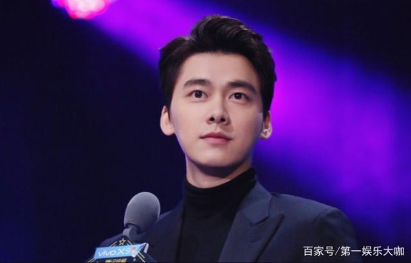 当偷拍明星被发现时，你以为他们会尴尬？其实人家丝毫不慌张