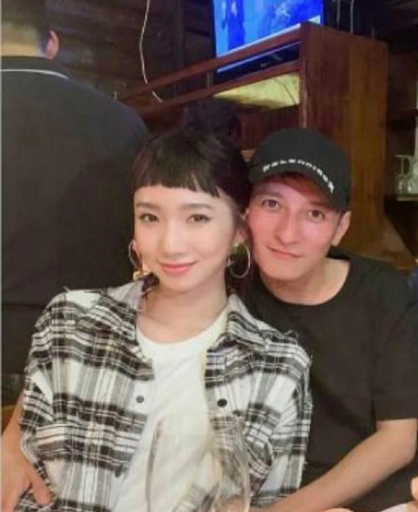 孟美岐李维嘉合照过分亲密，情侣才会有的拍照姿势