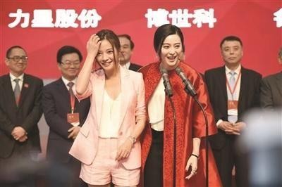 2015年2月17日，唐德影视在深圳上市，赵薇、范冰冰同台出席揭牌仪式 　潇湘晨报1月8日报道(记者张磊[微博] 实习生陈颖芳)