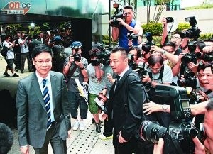 开路 陈志云每次出庭都会吸引众多媒体采访,王喜都为其开路。