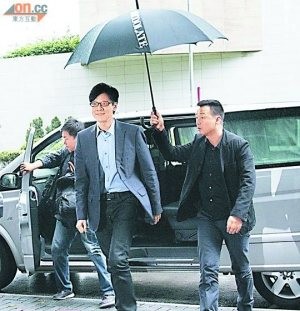 打伞 王喜为陈志云打伞是见证二人感情升华的经典画面。