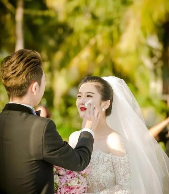 王栎鑫吴雅婷公开合体，澄清每月7位数抚养费传闻
