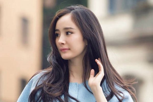 杨幂养小鬼送不走 香港离婚眼神变狠怎么回事