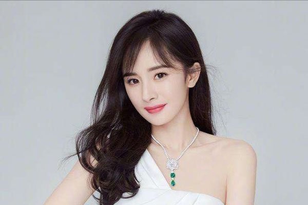 杨幂养小鬼送不走 香港离婚眼神变狠怎么回事