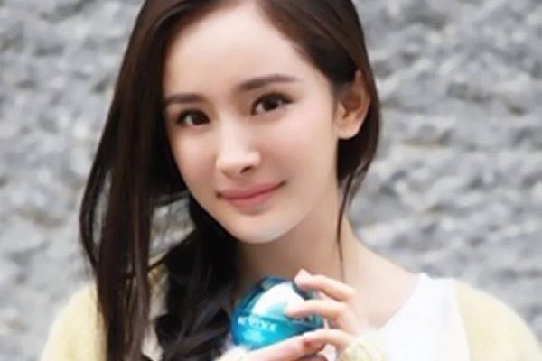 杨幂养小鬼送不走 香港离婚眼神变狠怎么回事