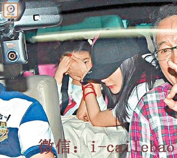 杨幂现身香港遭媒体围堵，网友：无良狗仔？