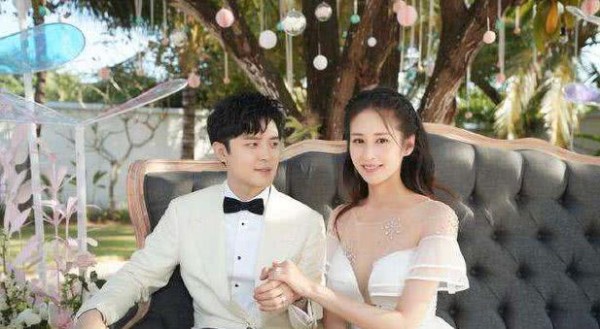 颖儿和婆婆丈夫保姆一块吃饭，抱着女儿不动筷子，却暴露婆媳关系