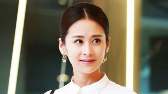 颖儿和婆婆丈夫保姆一块吃饭，抱着女儿不动筷子，却暴露婆媳关系