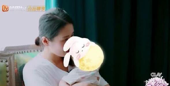 颖儿和婆婆丈夫保姆一块吃饭，抱着女儿不动筷子，却暴露婆媳关系