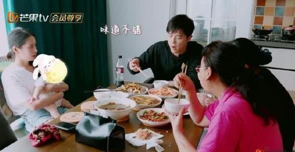 颖儿和婆婆丈夫保姆一块吃饭，抱着女儿不动筷子，却暴露婆媳关系