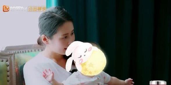 颖儿和婆婆丈夫保姆一块吃饭，抱着女儿不动筷子，却暴露婆媳关系