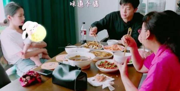 颖儿和婆婆丈夫保姆一块吃饭，抱着女儿不动筷子，却暴露婆媳关系