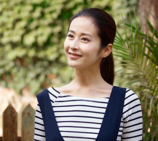 颖儿和婆婆丈夫保姆一块吃饭，抱着女儿不动筷子，却暴露婆媳关系