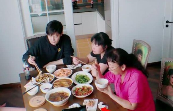 颖儿和婆婆丈夫保姆一块吃饭，抱着女儿不动筷子，却暴露婆媳关系