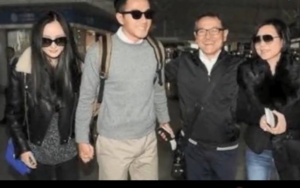 婆媳关系好不好，这些明星与婆婆的合影的细节暴露出来了