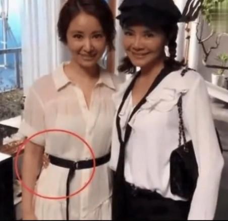 婆媳关系好不好，这些明星与婆婆的合影的细节暴露出来了