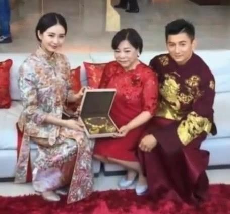婆媳关系好不好，这些明星与婆婆的合影的细节暴露出来了