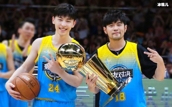 邓伦成功追星周杰伦