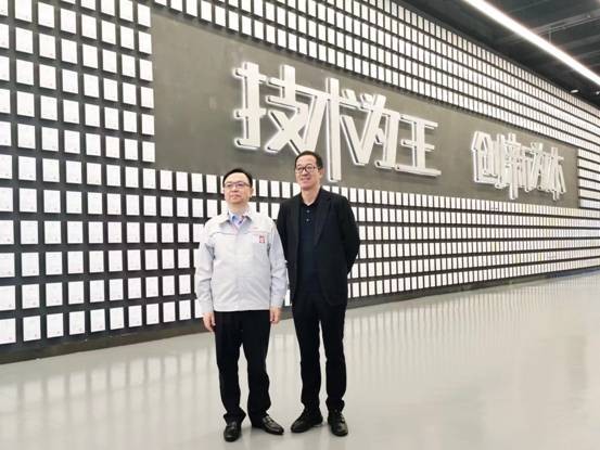 王传福向俞敏洪亲手交车 比亚迪汉EV精英车主阵营再壮大