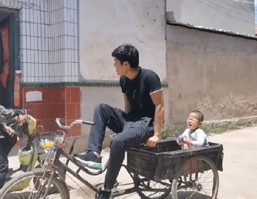 数云：从平淡到向往，小吕与老王的闲适生活之旅