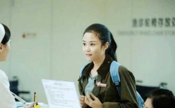 和张嘉译合作的演员都会火,但她是个例外,网友:千万别整容!