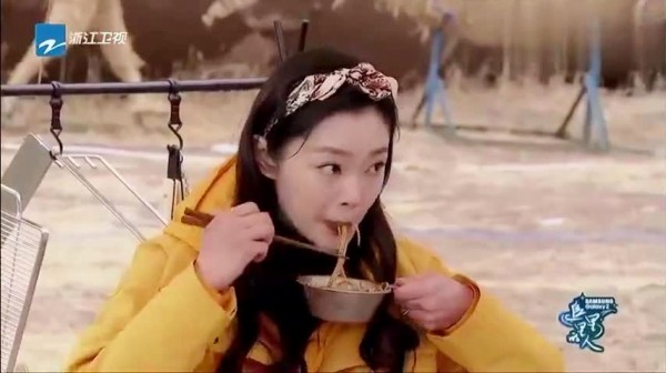 追星星的人：何昶希质疑宋轶的热干面，窦骁手磨咖啡生活好惬意