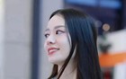 吉娜紧身衣照也太丰满了吧，网友：都兜不住了