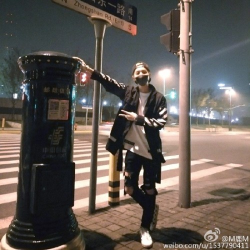 正是鹿晗晒出的这张与邮筒的合影，引发大批粉丝前往。图片来源：鹿晗微博截图。