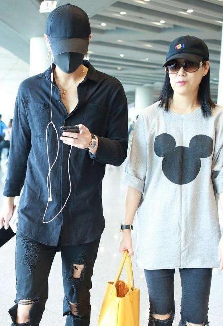 娱乐圈高颜值父母：黄子韬和妈妈像情侣，李易峰像妈妈会更帅
