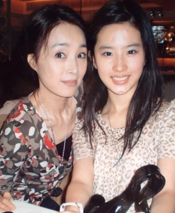 娱乐圈高颜值父母：黄子韬和妈妈像情侣，李易峰像妈妈会更帅