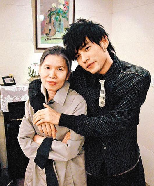 娱乐圈高颜值父母：黄子韬和妈妈像情侣，李易峰像妈妈会更帅