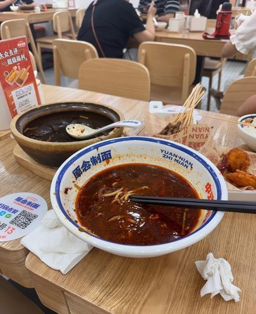 李维刚赔偿750万后生活拮据，深夜为学生发福利吃10元牛肉面！